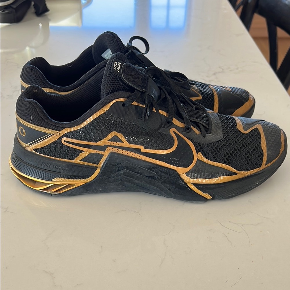 Nike Men's Black and Gold Athletic Shoes